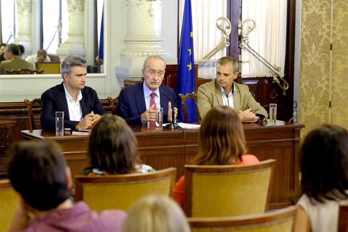 El alcalde, Francisco de la Torre, y el responsable de Cáritas