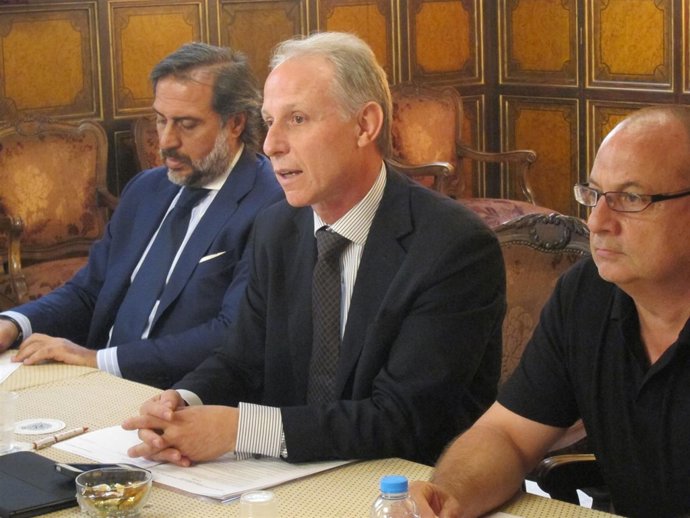 A.Asensio (Fedecon), A.Laquidain (Consejo Intertextil) y A.Martín (CCOO)