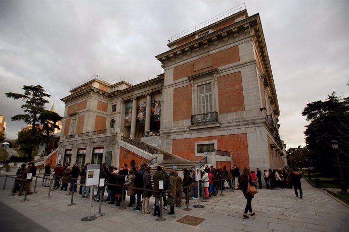 Personas esperando en la entrada del Museo del Prado. Getty Images