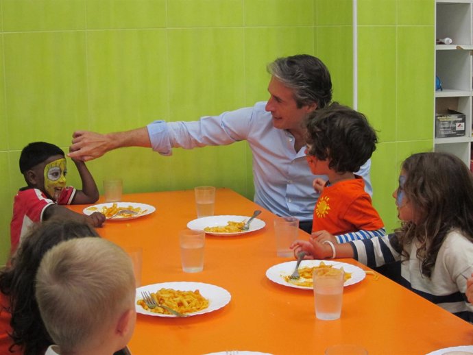 El alcalde visita los comedores escolares 