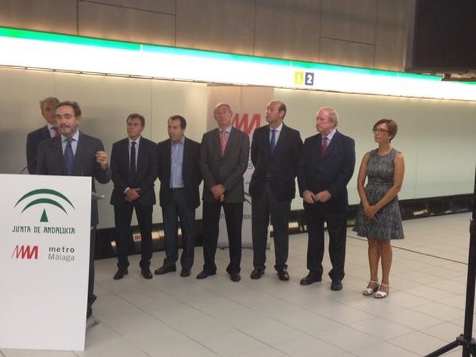 MAría Gámez junto al consejero Felipe López en el primer año de metro 