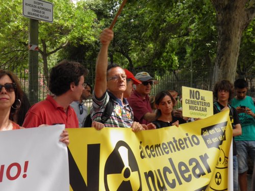 Protesta contra el ATC de Villar de las Cañas delante del CSN