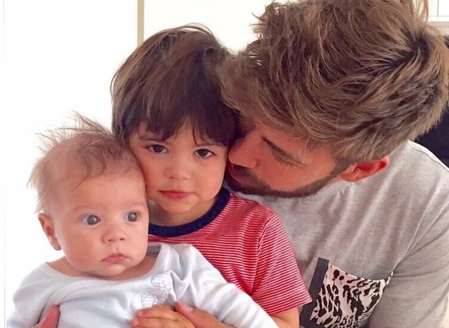 Gerard Piqué con sus hijos Sasha y Milan