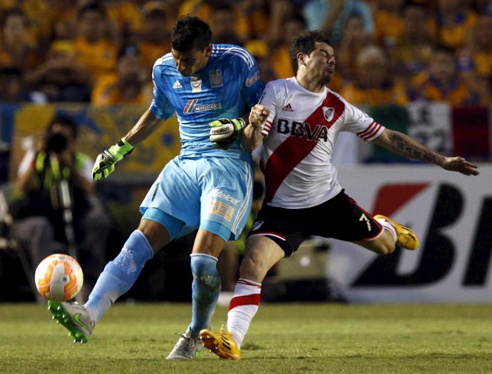 Guzmán, portero de Tigres, despeja ante Mora, de River Plate