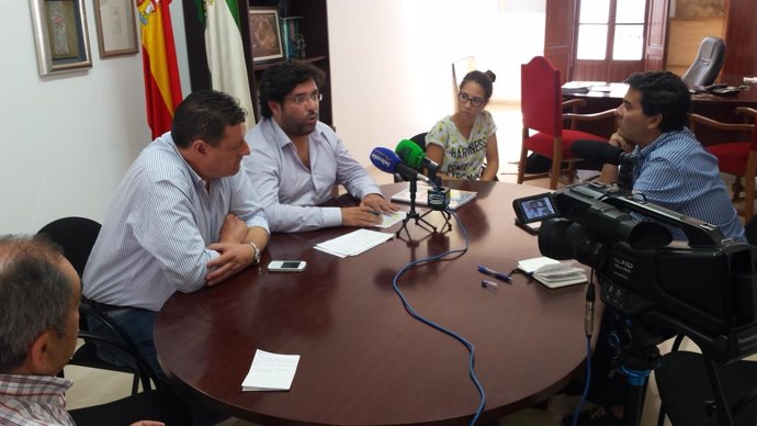 Rueda de prensa del alcalde y el concejal de Personal de Lora del Río