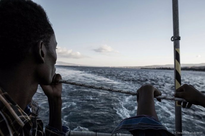 Un inmigrante auxiliado en el Mediterráneo por Médicos sin Fronteras