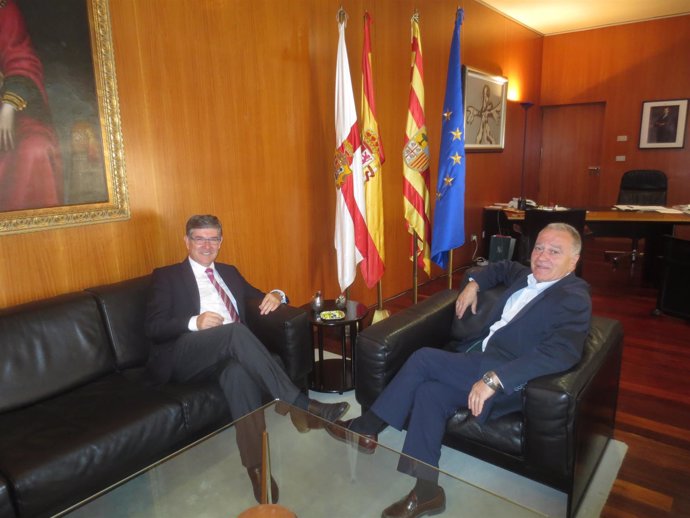 Vicente Guillén y Miguel Gracia, este jueves en la DPH en Huesca