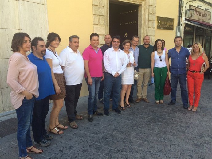 Concentración de alcaldes y cargos de IU ante la Junta