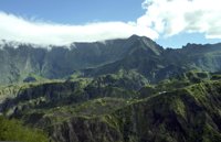 Entra en erupción un volcán en la isla en la que se ha encontrado el posible fragmento del MH370