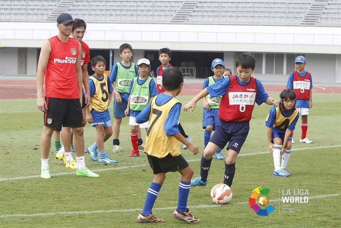 El Atlético celebró un clínic con niños japoneses