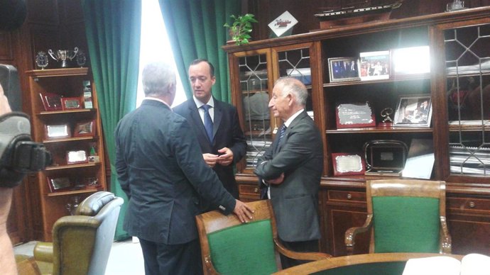 Francisco Martínez dialoga con Javier Arenas y Gabriel Amat