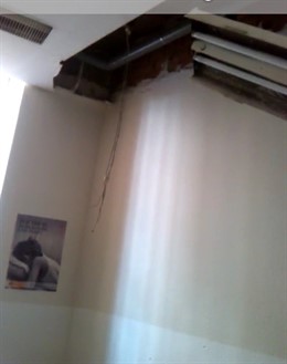 Techo derrumbado en el Registro Civil de Linares