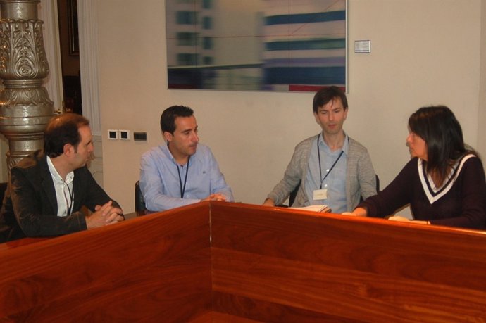 López Ares reunida con docentes. 