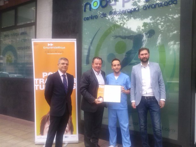 Entrega diploma emprendedor del mes