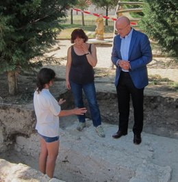 El presidente de la Diputación en la excavación de la necrópolis