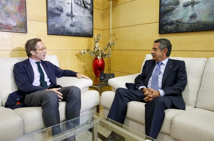 El presidente de Cantabria, Miguel Ángel Revilla, recibe al secretario de Estado