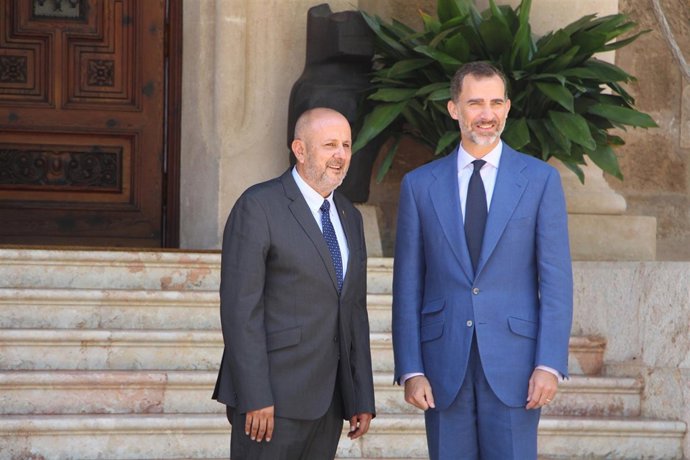 El Rey posando junto a Ensenyat