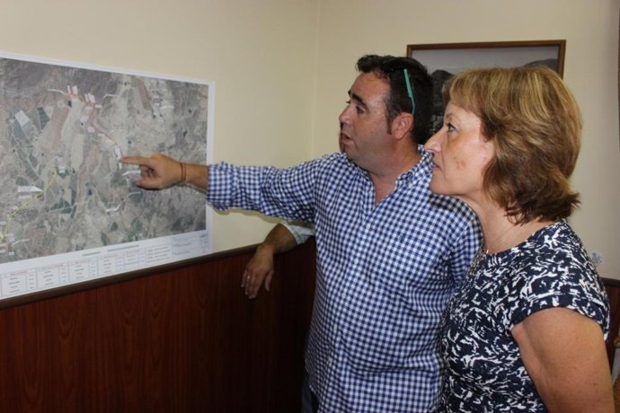 Ortiz atiende las explicaciones sobre las obras acometidas