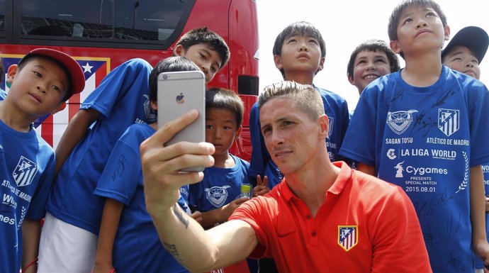 Fernando Torres con los niños japoneses