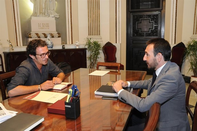 El alcalde de Cádiz reunido con el delgado de la Junta, López Gil.