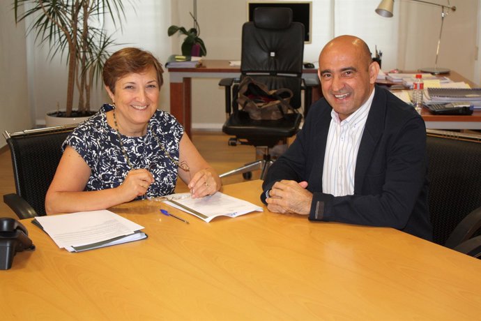 María Luisa Real (consejera de Sanidad) y Tomas Castillo (Plataforma Pacientes)