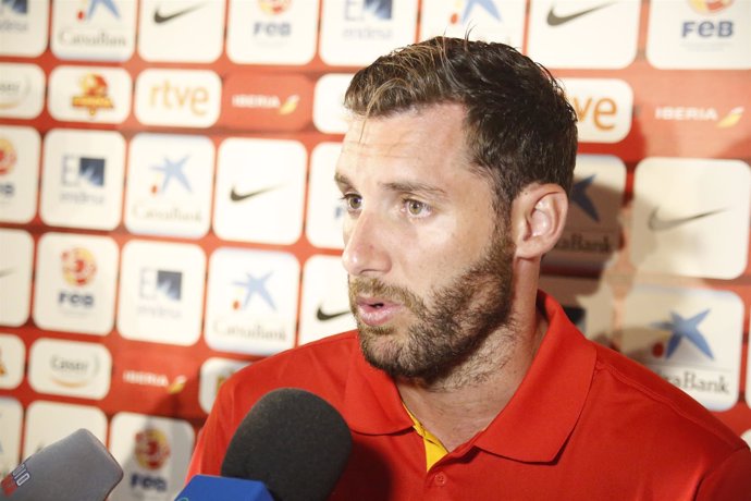 Rudy Fernández atiende a los medios con la selección española