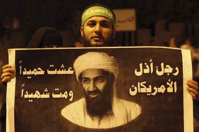 Un islamista sostiene un cartel con el rostro del antiguo líder de Al Qaeda