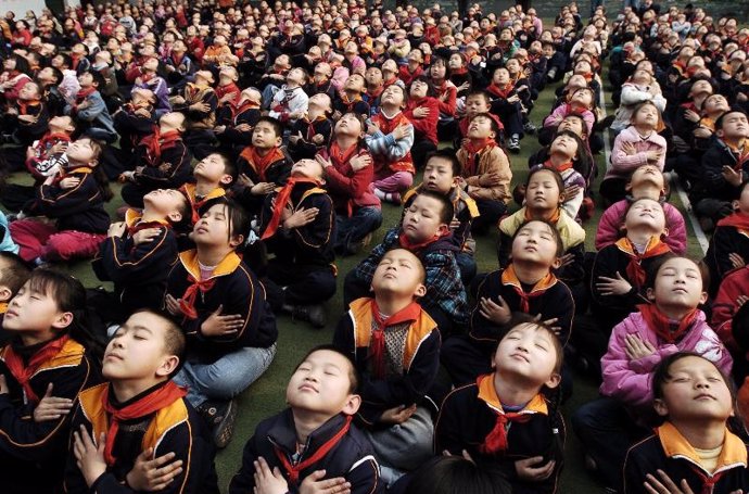 Niños chinos en clase de relajación 