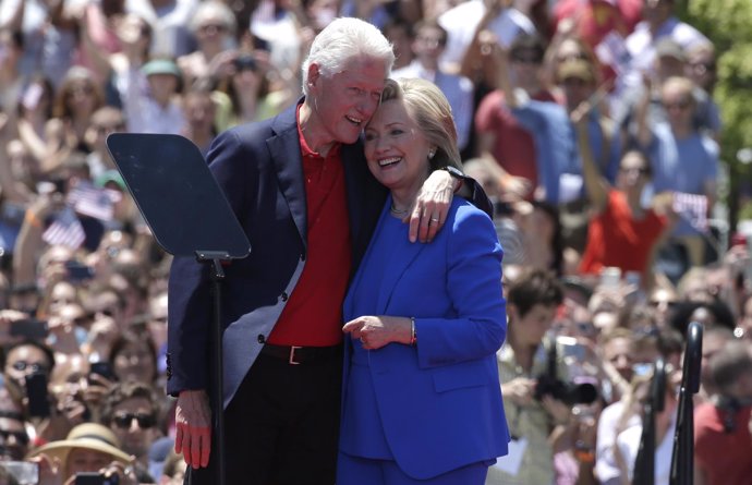 La exsecretaria de Estado Hillary Clinton y su marido, expresidente Bill Clinton