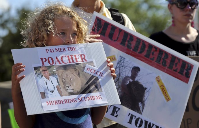 Protesta por la muerte del léon Cecil de Zimbabue en una cacería ilegal