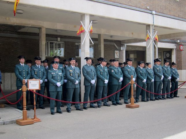 Agentes formados a las puertas de la Comandancia de Valladolid. 