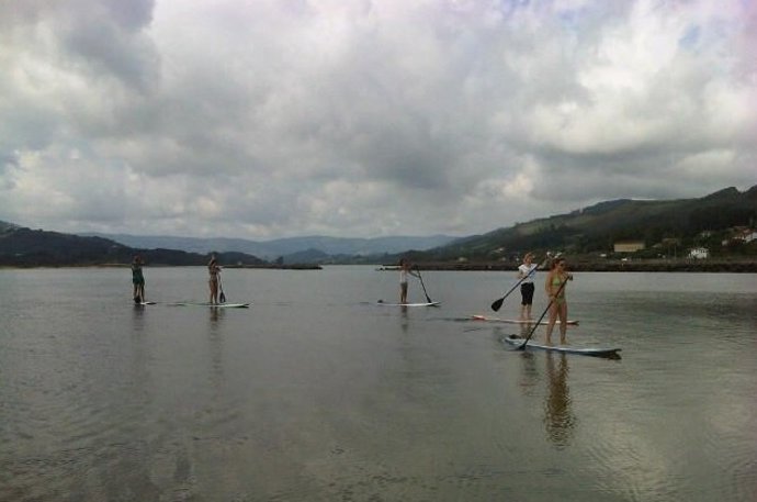 Practicantes de SUP en la Ría de Villaviciosa