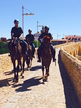 Agentes a caballo por el puento de Hospital de Órbigo (León).