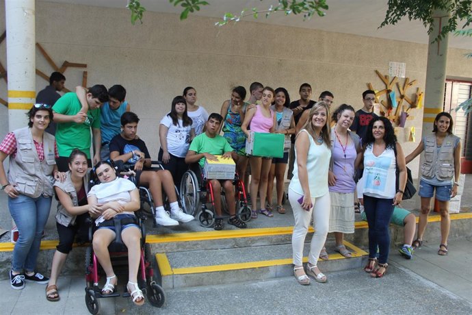 Myriam Díaz, con jóvenes en Actividades de Verano para Jóvenes con Discapacidad