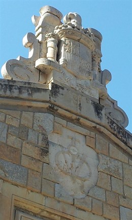 Símbolos franquistas en el pantano de Benageber
