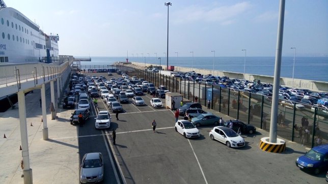 Colas de vehículos a la espera de embarcar hacia el norte de Argelia