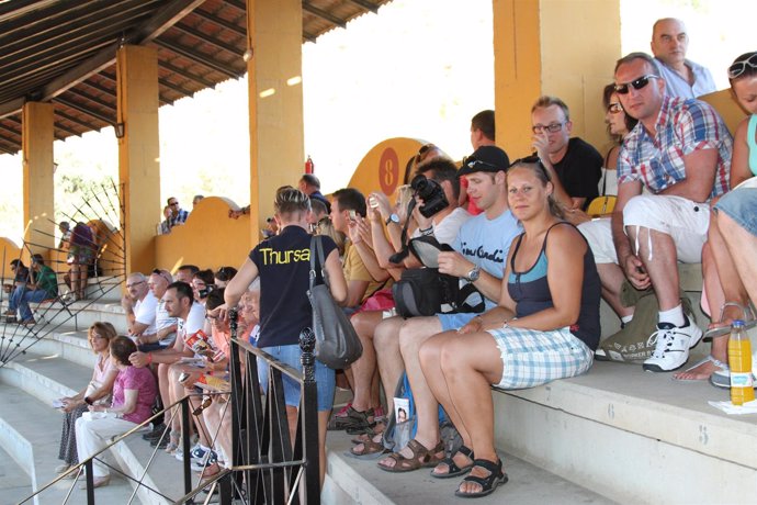 Turistas extranjeros asisten a una corrida gracias a Territorio Toro