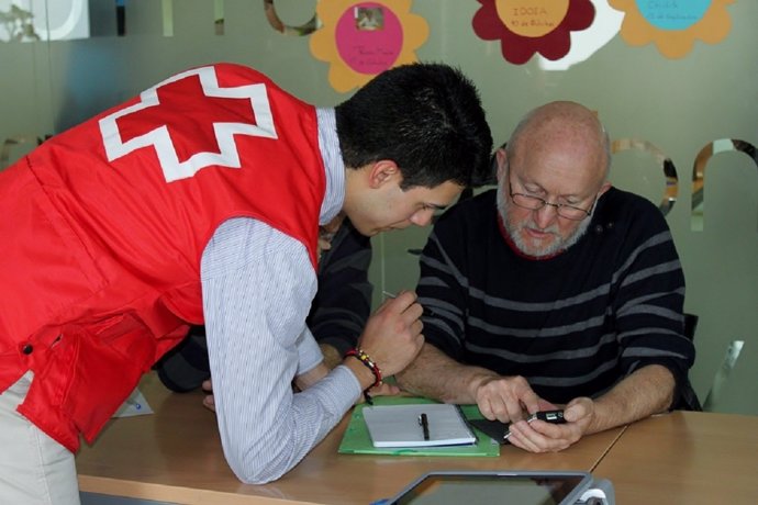 Curso de Cruz Roja y Vodafone sobre el uso de smartphones para personas mayores