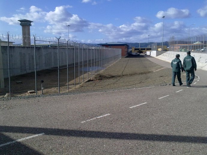 Guardias civiles patrullando a pie en el exterior de la prisión de Córdoba