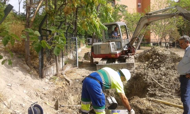 Operarios reparando la tubería en Santa María del Valle