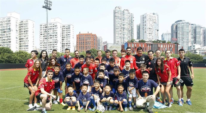 El Atlético con los niños de Shanghai
