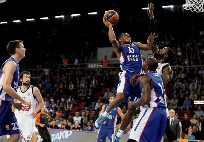 Dontaye Draper a punto de encestar.