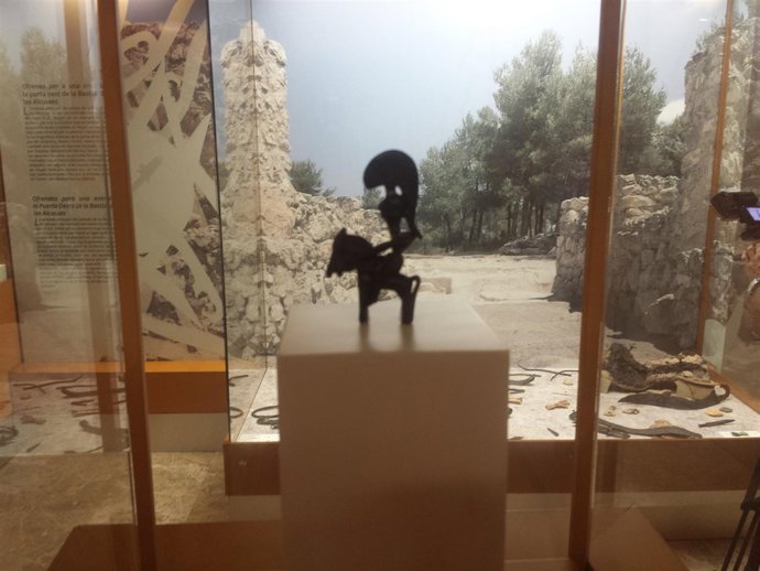 Exposicion de la puerta oeste de la Bastida de les Alcusses