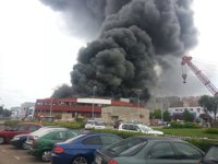 Desalojan un parque infantil y a los trabajadores de dos naves por el fuego de Freiremar