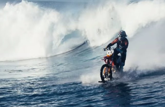 Robbie 'Maddo' Maddison hace surf en una moto