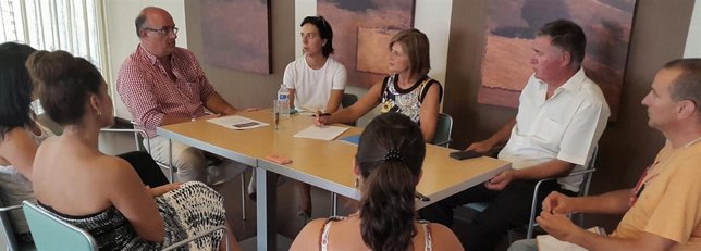 La parlamentaria andaluza del PP Esperanza Oña y empleados de CIOMijas