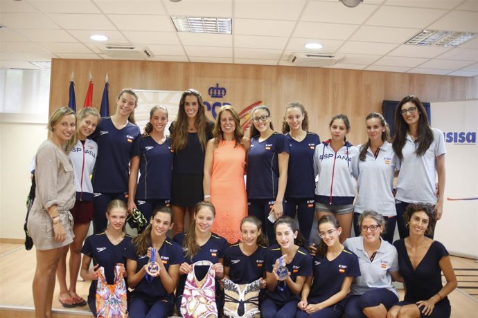 Ana Muñoz con Carbonell, Montero y el equipo infantil de sincronizada