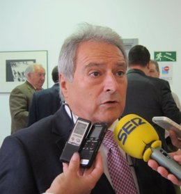 Alfonso Rus atendiendo a los periodistas