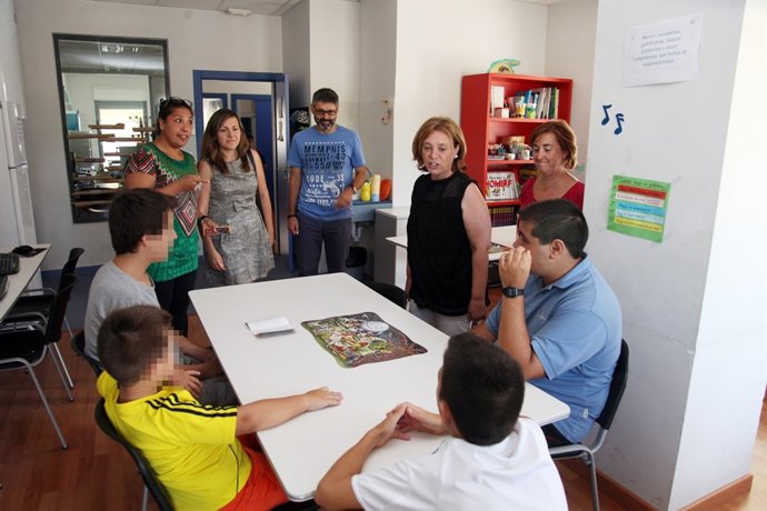 Las concejalas de Familia y Juventud visitan el centro