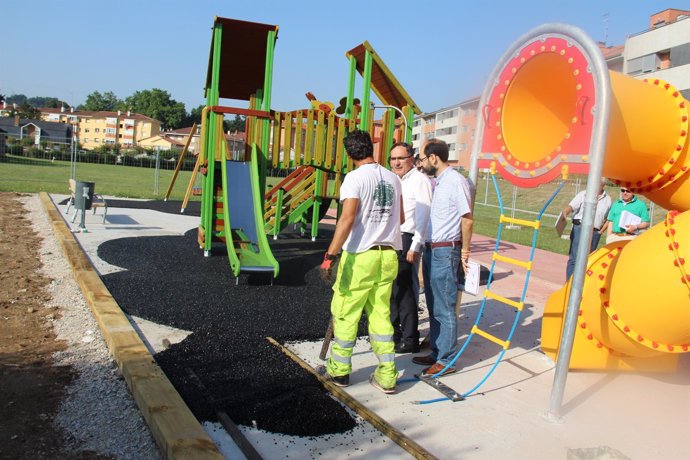 El alcalde en el nuevo parque infantil de Ganzo